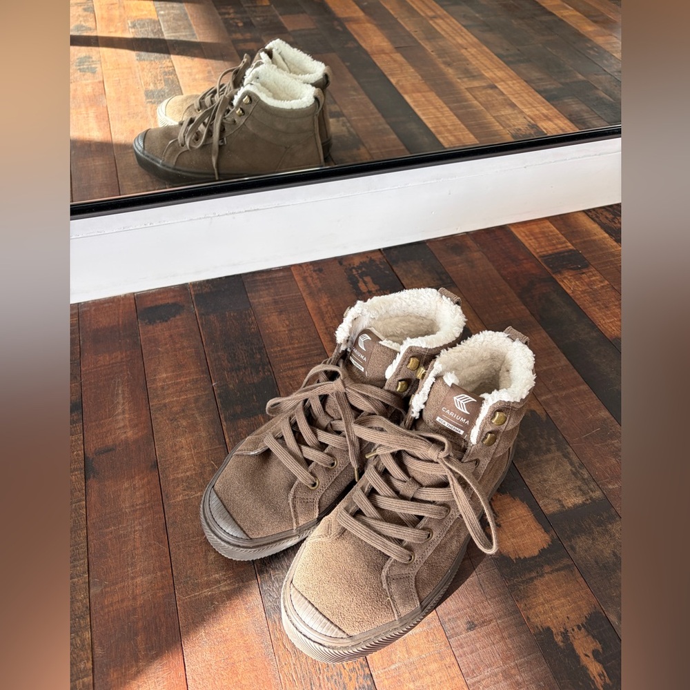 CARIUMA Hi-top Sherpa Therma Vegan SuedeSneaker Women's Sz 9. Men’s size 7.5.